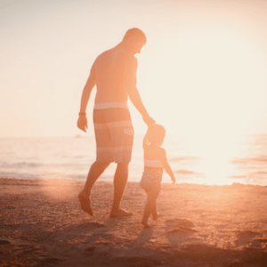 Elternteil führt Kind mit Konflikten nach Elterncoaching