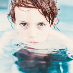 Tiefenpsychologisch fundierte Psychotherapie: unbewuste Inhaltes eines Jungen unter der Oberfläche 