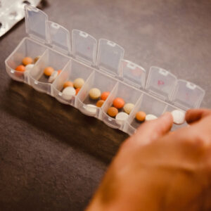 Box mit Tabletten, dabei Antidepressiva als Medikamente gegen Depression und Ängste