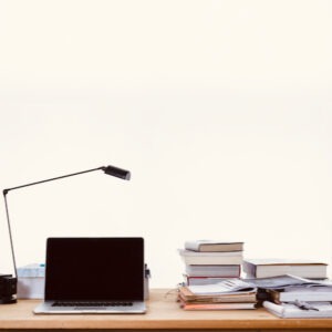 Arbeitsplatz in Uni-Bibliothek mit jugendpsychologische Büchern zum studieren