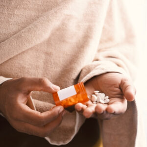 Medikinet (MPH) in den Händen einer Patientin bei Psychopharmakabehandlung