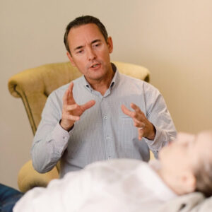 Psychotherapeut mit Patient während der Psychotherapie in der Praxis in Fankfurt