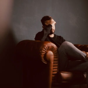 Depressiver Patient sitzt bei Psychotherapeut (VT)