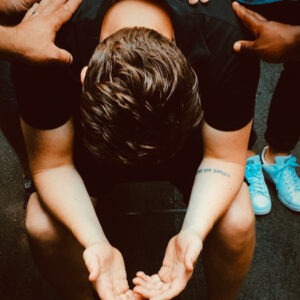 Depressiver Jungendlicher erhält Hilfe in Gruppentherapie