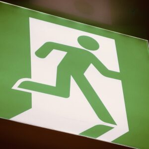 Mensch läuft wegen Panik zur Therapie