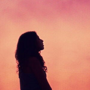 Symbolbild: Jugendliche Patientin im Abendlicht sucht Orientierung