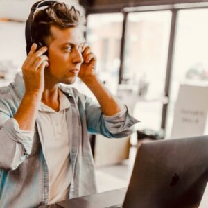 Patient prüft seine Umgebung, um während der Online-Therapie Datenschutz und Vertraulichkeit sicherzustellen.