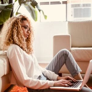 Jugendliche Patientin hat einen Therapieplatz in der online-Psychotherapie