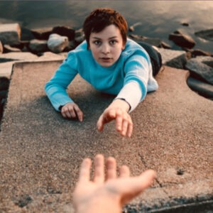 Person greift nach helfender Hand – Symbolbild für Angststörungen, Stress und psychotherapeutische Unterstützung in Frankfurt