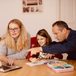 Mutter und Kind werden von einem Kinder- und Jugendpsychologen beraten – Symbolbild für Elternbegleitung während einer Kinder- und Jugendtherapie in Frankfur