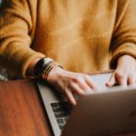 Frau schaut in den Laptop – Symbolbild für Online-Psychotherapie und digitale psychologische Beratung