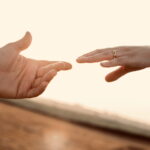 Zwei Hände, die einander erreichen – Symbolbild für Unterstützung und Konfliktberatung bei Trennung und Scheidung im Elterncoaching.
