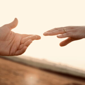 Zwei Hände, die einander erreichen – Symbolbild für Unterstützung und Konfliktberatung bei Trennung und Scheidung im Elterncoaching.