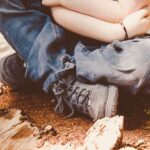 Sitzendes Kind mit verschränkten Armen – Symbolbild für Verhaltenstherapie bei Kindern und Jugendlichen