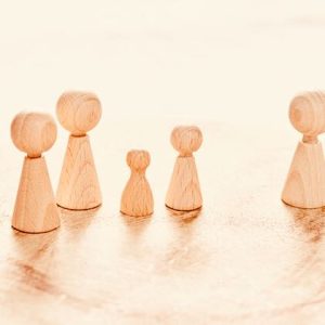Familienaufstellung mit Holzfiguren – Darstellung von Beziehungen, Körperhaltungen und Beziehungsdynamiken in der systemischen Psychotherapie
