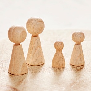 Holzfiguren als Symbol für die Familie – Elternberatung und Elterncoaching in Frankfurt Nordend, Nähe Westend